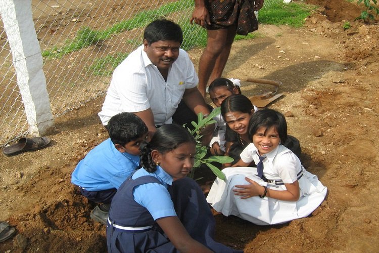 बच्चों को पेड़ लगाने  के लिए प्रेरित करते हुए योगनाथन