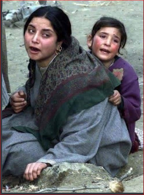 परिवार वालों की गिरफ्तारी की वजह से रोती कश्मीरी लड़की की तस्वीर 2012 से इंटरनेट पर वायरल ( स्क्रीन शॉट)