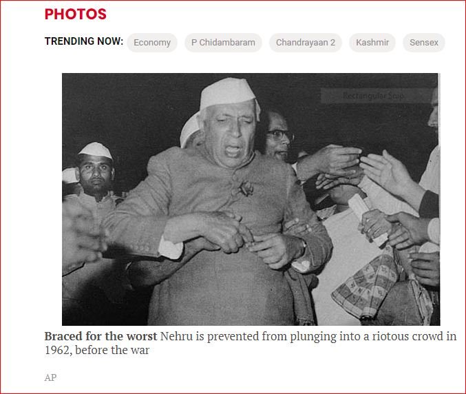 1962 में पटना में कांग्रेस बैठक के दौरान नेहरू को बेकाबू भीड़ के बीच जाने से रोकते हुए लोग