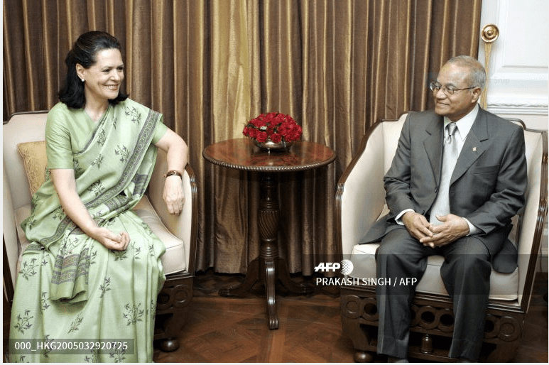 सौजन्य एएफपी-साल 2005 में यूपीए की चेयरपर्सन सोनिया गांधी और मालदीव के राष्ट्रपति अब्दुल गयूम की तस्वीर, दिल्ली