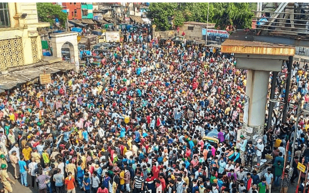 मस्जिद और बांद्रा वेस्ट रेलवे स्टेशन  की दूरी दिखाती तस्वीर ( सौजन्य पीटीआई)