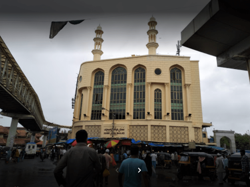 सुन्नी मस्जिद और बांद्रा वेस्ट स्टेशन  की तस्वीर